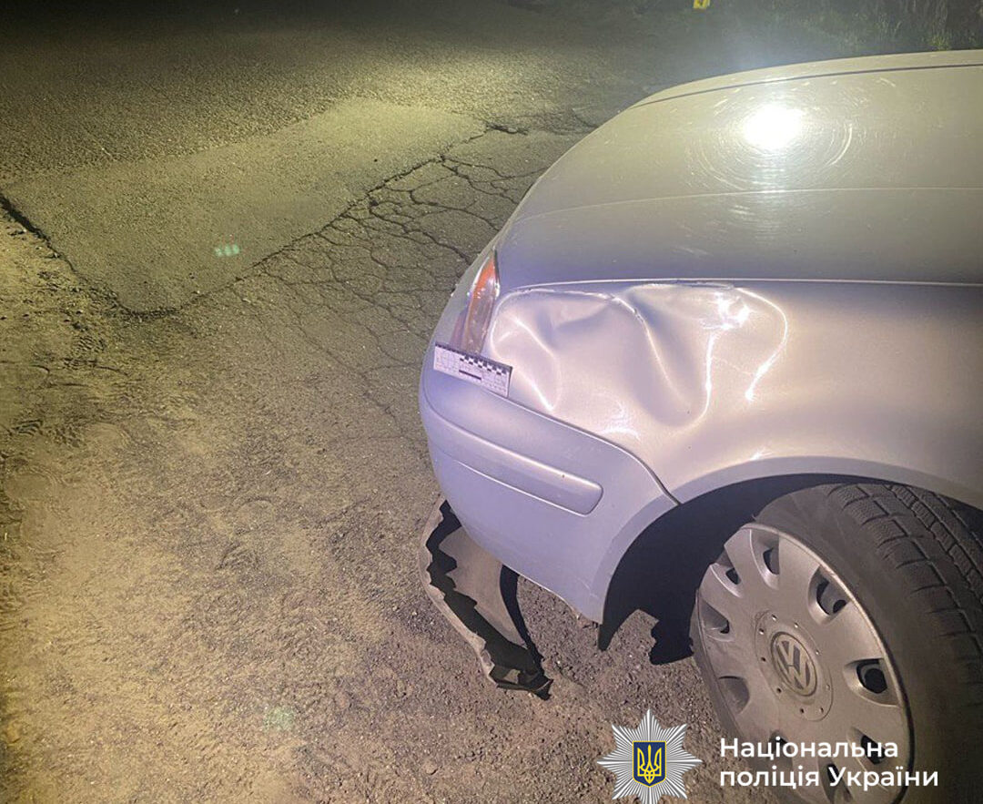 пом'ятий капот машини після аварії