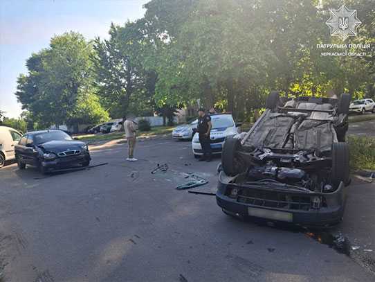 У Черкасах сталася дорожньо-транспортна пригода з переворотом авто