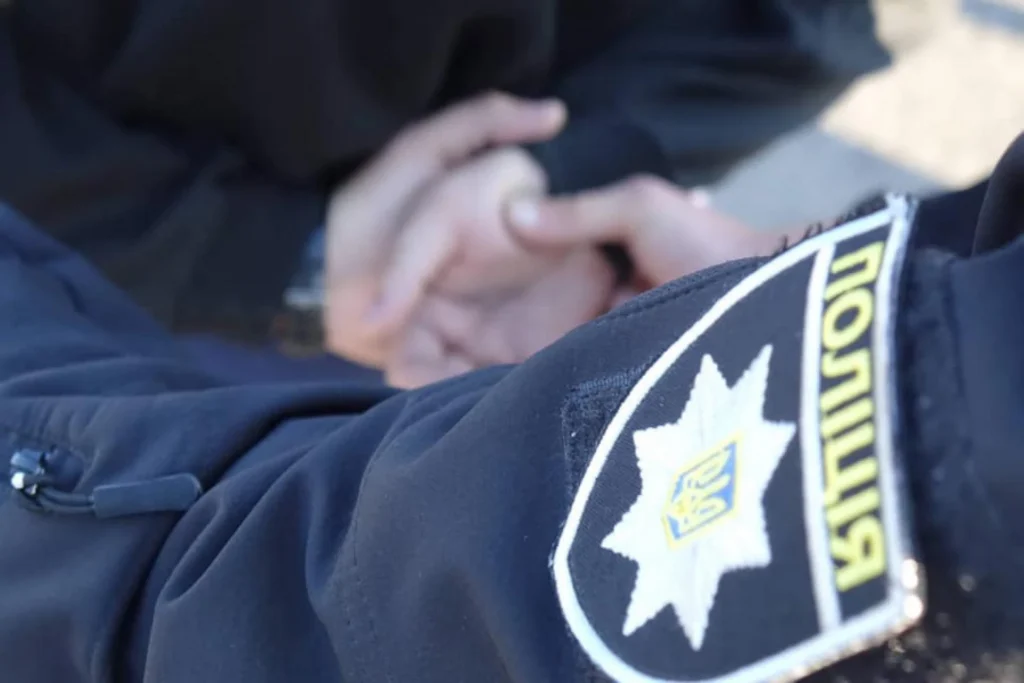 Отримав струс мозку: у Черкасах судили чоловіка, який вдарив поліцейського під час оповіщення