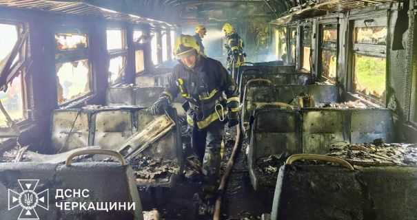 На Черкащині під час руху спалахнула електричка з пасажирами