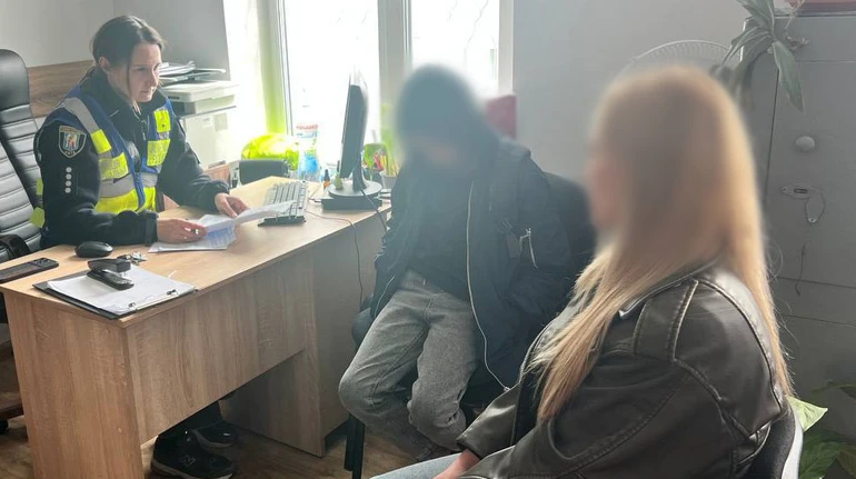 У Києві виник скандал через відео 12-річного школяра з кішками