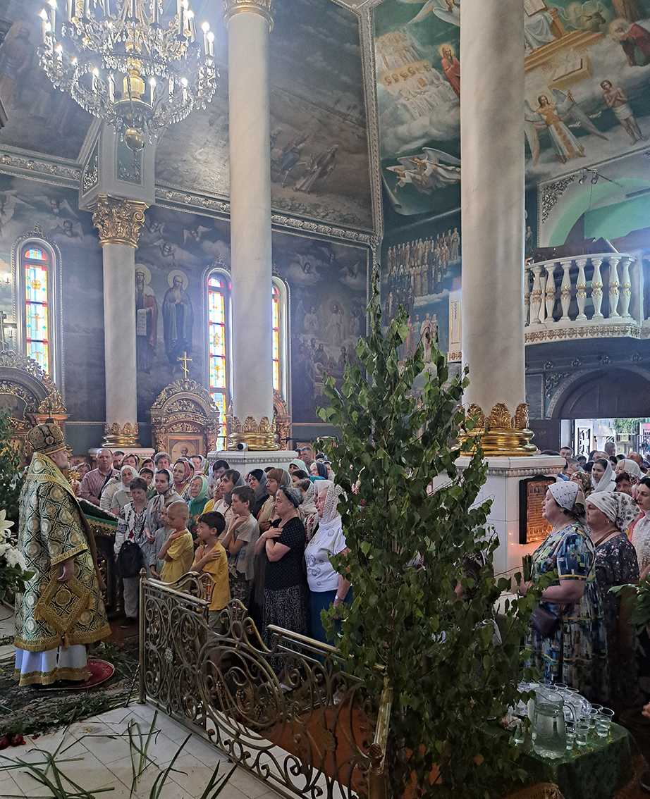 Святкова літургія на Трійцю у Свято-Троїцькому соборі в Черкасах