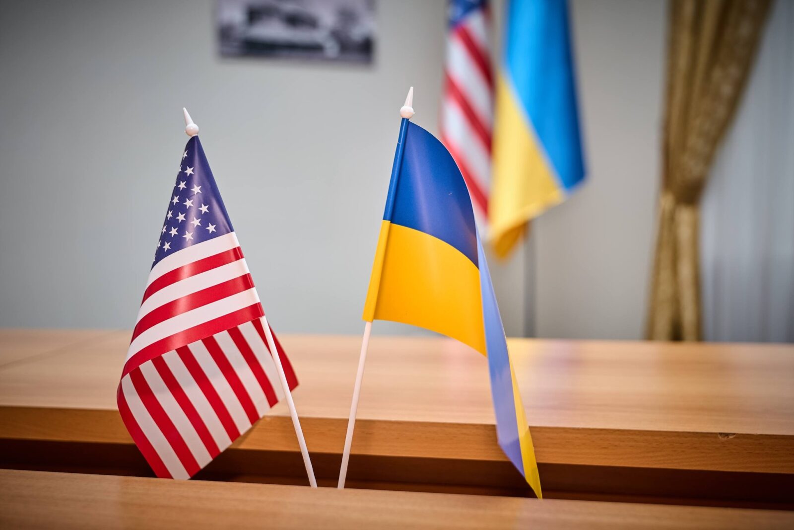 прапори США та України