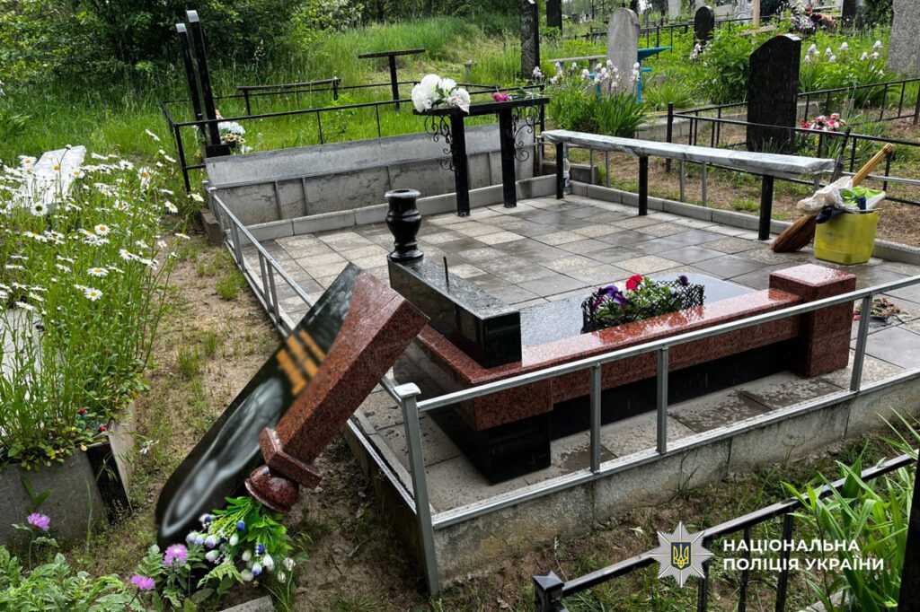 У Каневі місцевий житель потрощив пам’ятники на кладовищі
