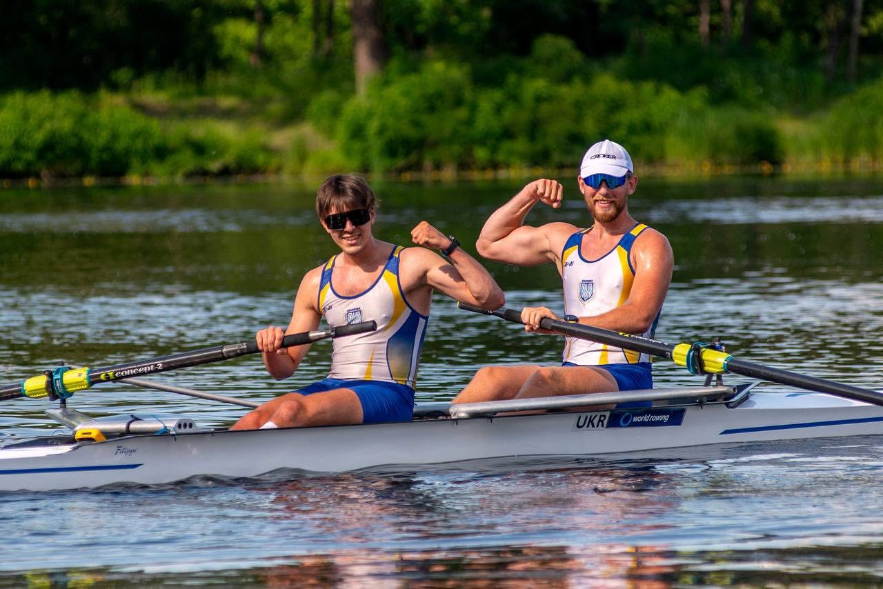 чоловіки у човні на воді