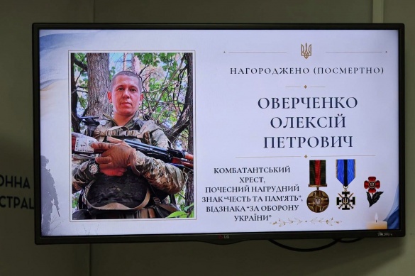 Черкащина: Тризна Герою, що поляг. Овічнено подвиг полеглого захисника трьома знаками.