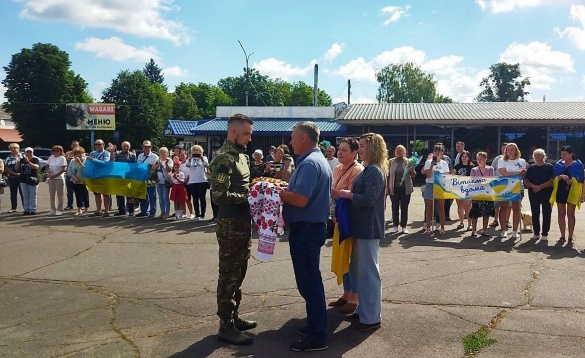 Рік вважався зниклим: Черкащина вітає звільненого з полону захисника