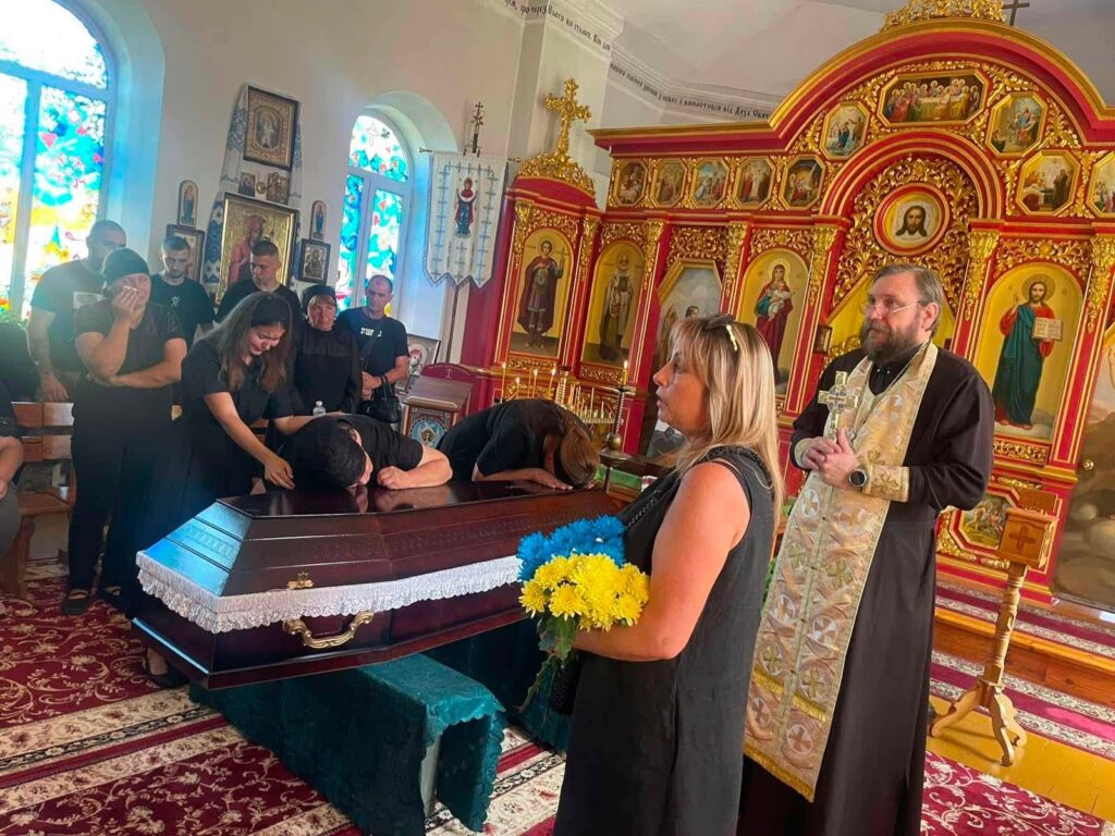 Сумна звістка: Паланська громада провела в останню путь пілота БпЛА, який загинув від тяжких поранень.