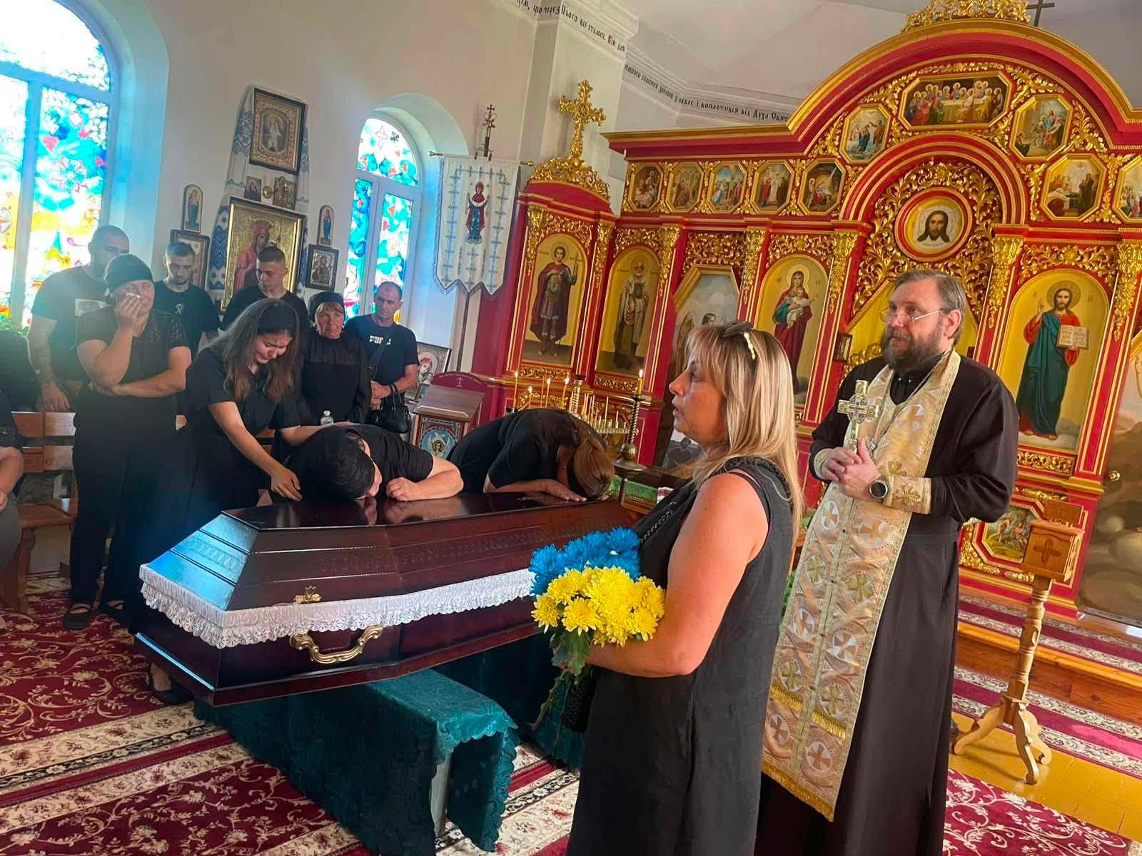 Сумна звістка: Паланська громада провела в останню путь пілота БпЛА, який загинув від тяжких поранень.