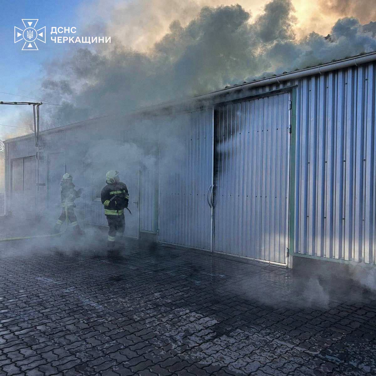 Черкаси: Вогонь охопив технічну споруду