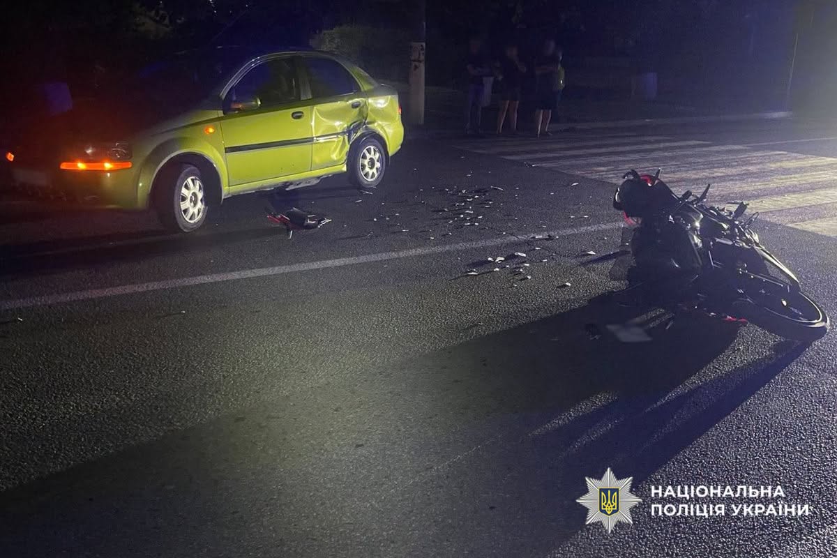 Мотоцикліст наїхав на легковик у Чорнобаї: постраждали водій та неповнолітня.