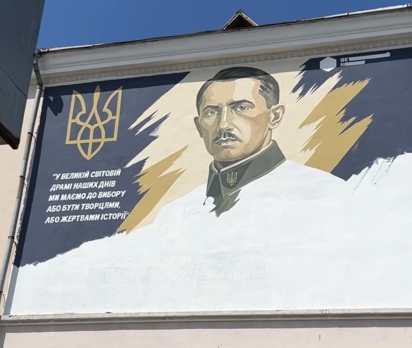 Мурал Євгена Коновальця в Умані: митець оживляє історію на стінах міста.