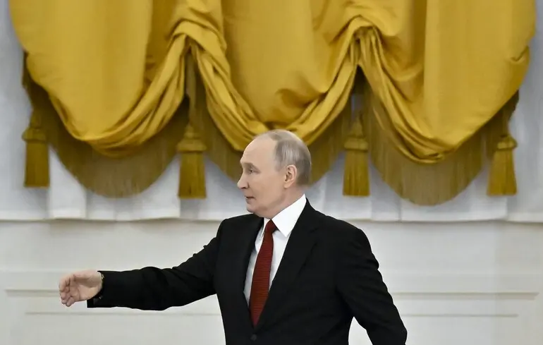 Путін через вікно НАТО: спроба проникнення, коли двері зачинені.