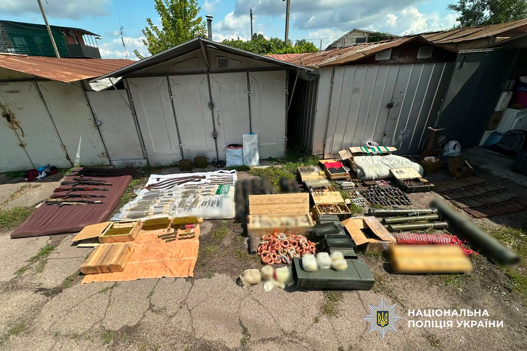 Слобожанин приховував арсенал: гранатомети, автомати та тисячі набоїв.
