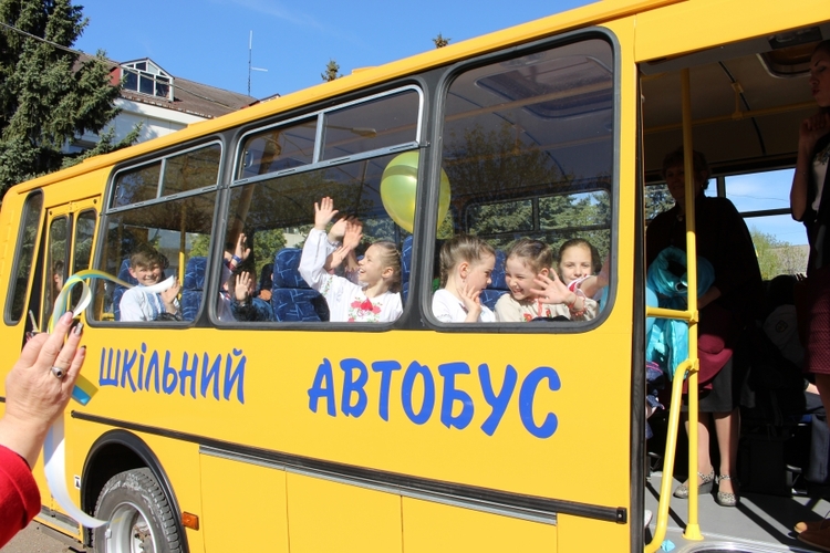 Безпека дітей на дорозі: батьки Тальнівщини б'ють на сполох через небезпечне підвезення до школи та садочку