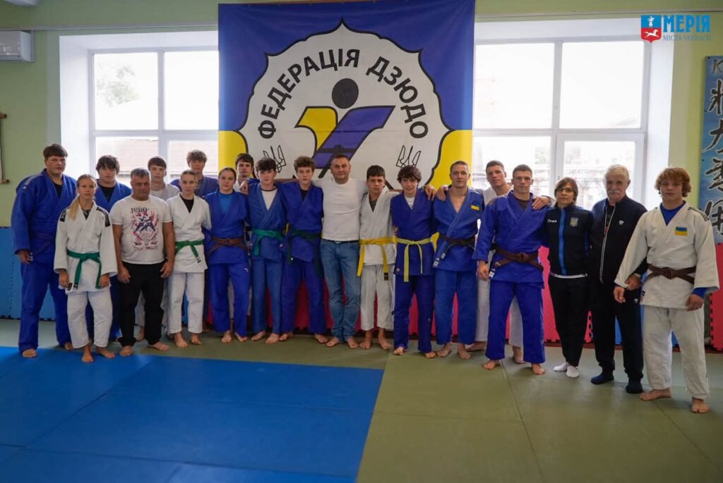 Черкаський секретар вручив кімоно юним дзюдоїстам.