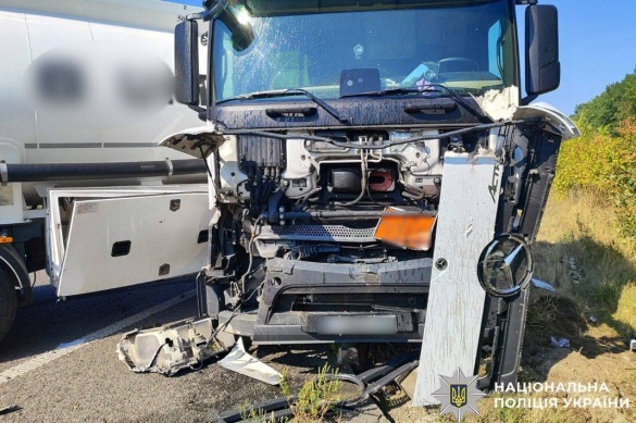 На Житомирщині: Вантажівка влетіла в трактор біля Жашкова, водія забрали до лікарні.