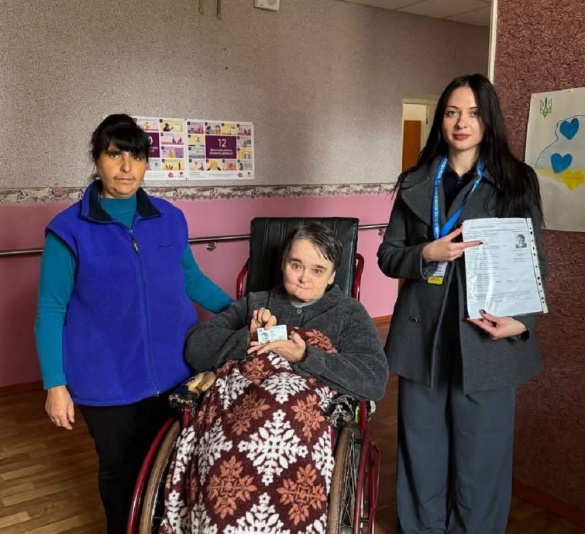 Черкащанка у 60 років вперше з паспортом: незвичайна життєва історія