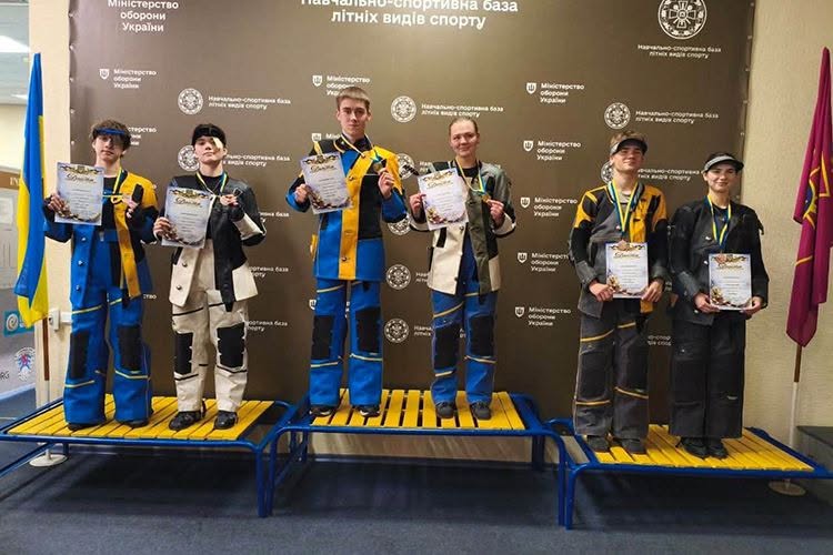 Черкаська студентка тріумфує на Чемпіонаті України з кульової стрільби: золото та бронза в її скарбничці!