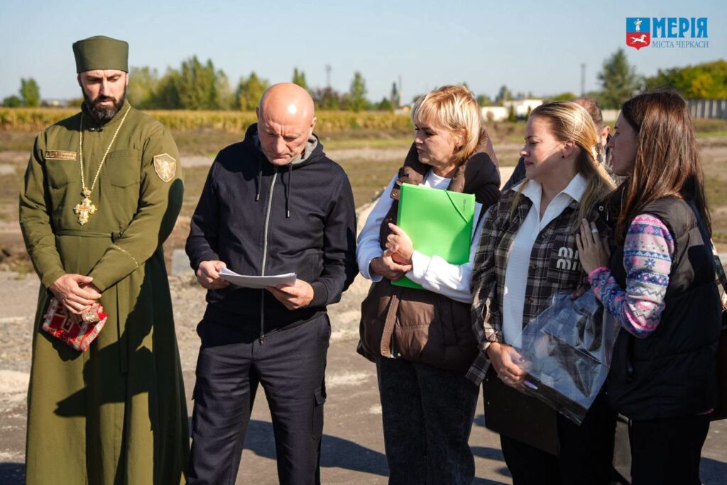 Черкаські представники влади вшанували пам'ять полеглих захисників на меморіальному цвинтарі.