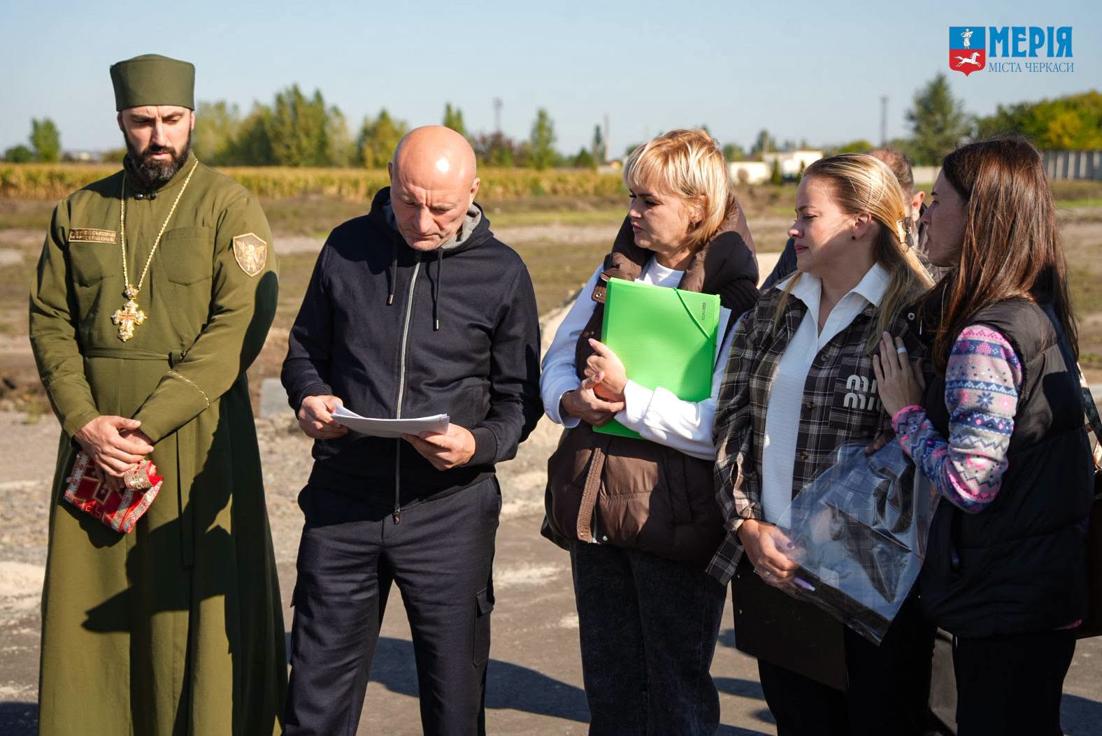 Черкаські представники влади вшанували пам'ять полеглих захисників на меморіальному цвинтарі.