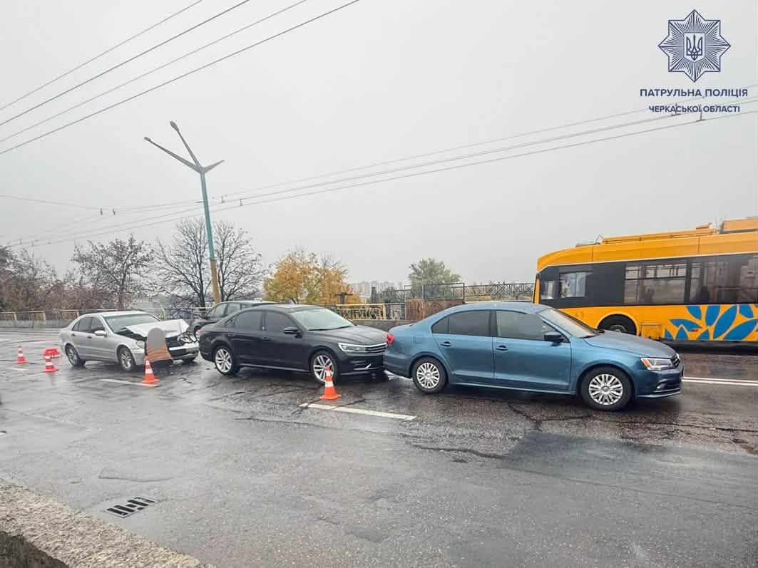 Черкаси: три автівки в зіткненні через небезпечну дистанцію