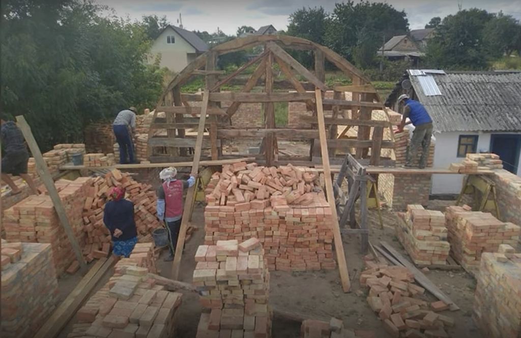 Парафіяни самостійно будують храм у Лисянці